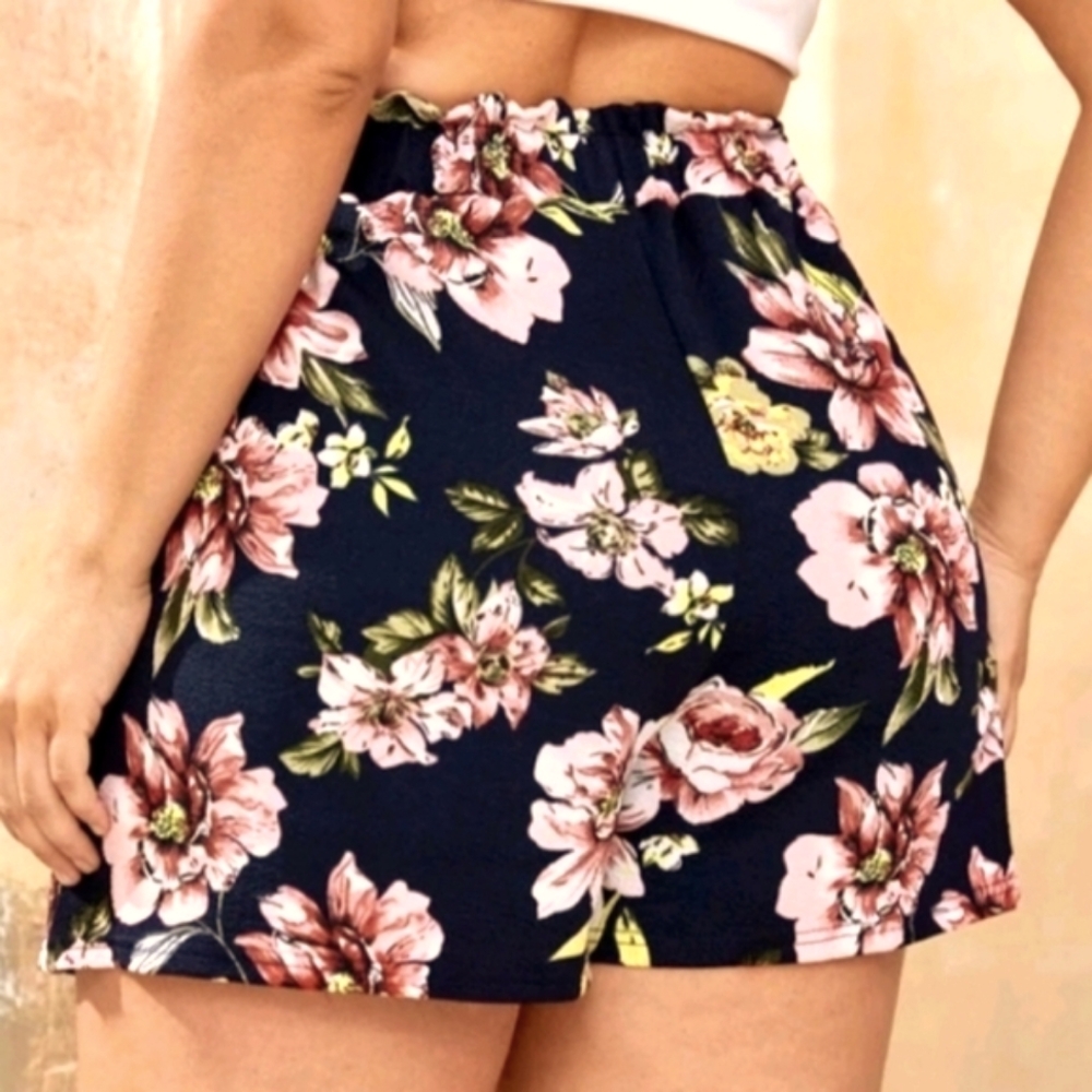 WOMENS FLORAL SHORTS 2XL - Picture 2 of 12
